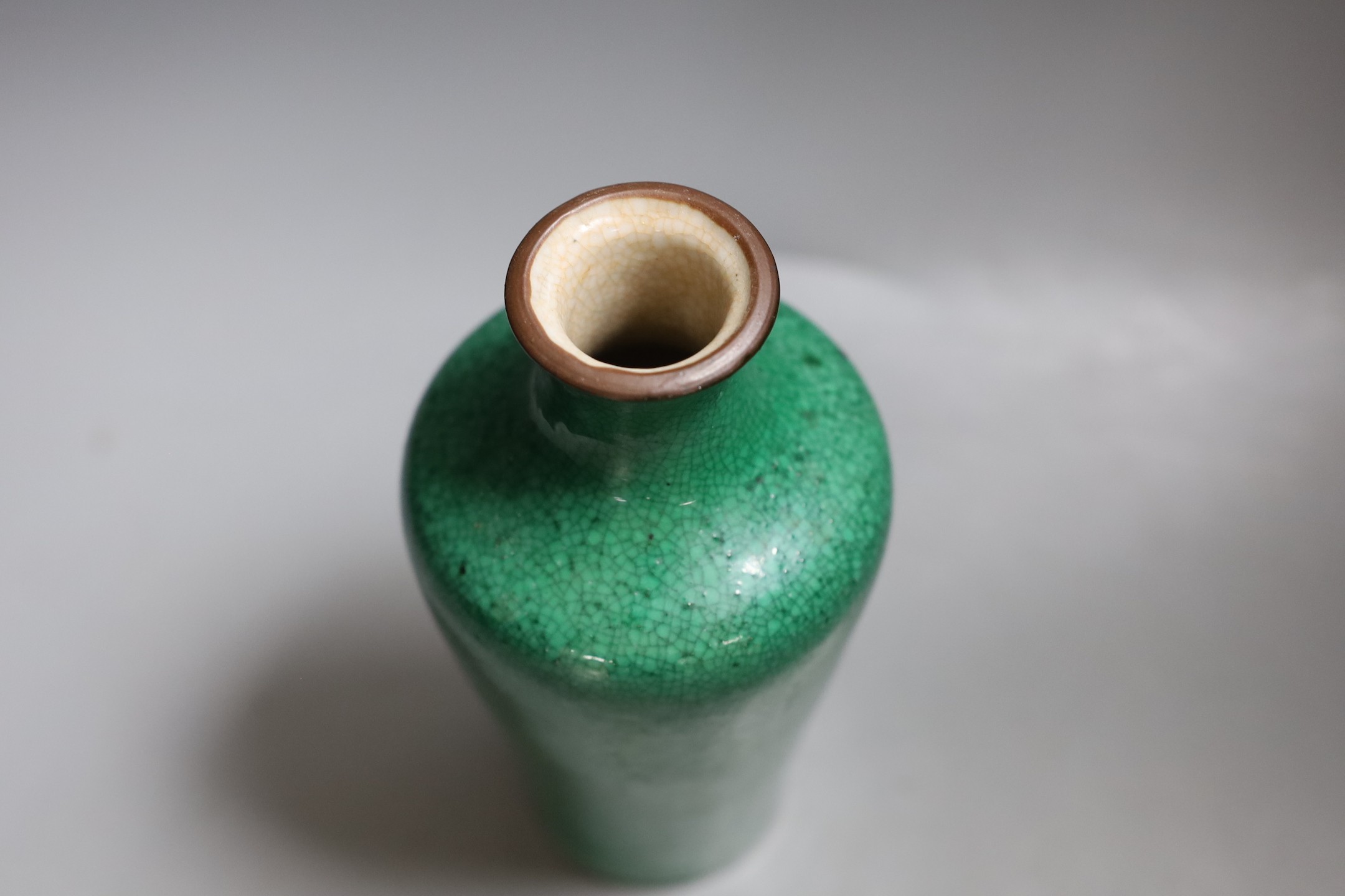 A Chinese apple green crackle glaze vase, 19cm